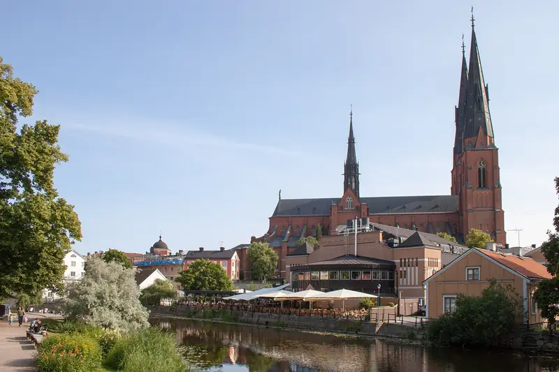 Uppsala domkyrka sedd från Fyrisån